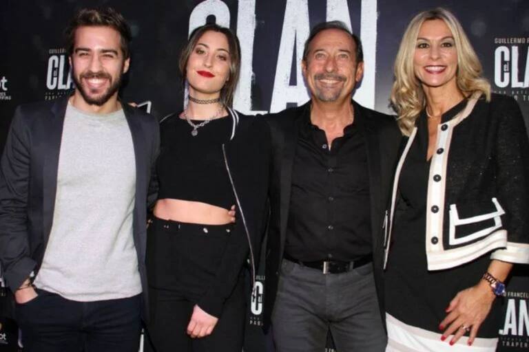 Guillermo Francella y Marynés junto a sus hijos, Nicolás y Yoyi