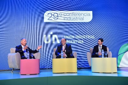Guillermo Francos, Daniel Funes de Rioja y Miguel Zonnaras en la conferencia anual de la UIA