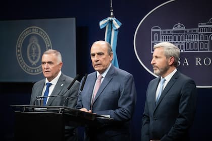 Guillermo Francos durante la conferencia de prensa junto a gobernadores