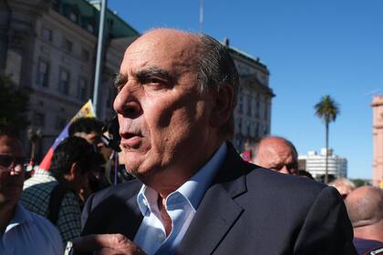 Guillermo Francos en la marcha de venezolanos en Plaza de Mayo