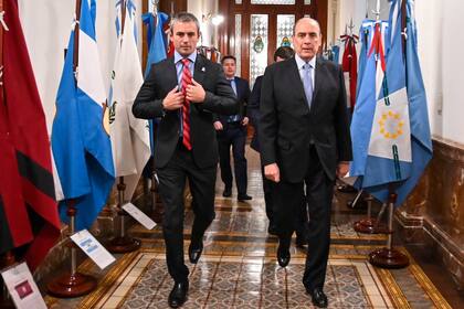 Guillermo Francos presenta su informe de gestión ante la Cámara de Diputados en el Congreso de la Nación, Junto a Martín Menem antes de entrar al recinto