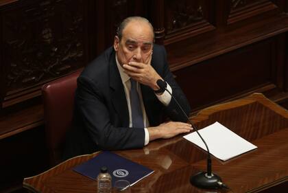 Guillermo Francos presentando en el Senado su informe de gestión.