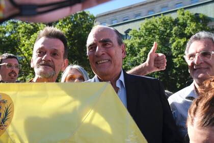 Guillermo Francos presente en la concentración de venezolanos en Plaza de Mayo