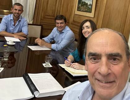 Guillermo Francos se hace una selfie junto a la vice presidenta Victoria Villaruel, Martin Menem y Omar Demarchi , en su despacho.