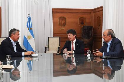 Guillermo Francos y Nicolás Posse, con el gobernador de Neuquén, Rolando Figueroa
