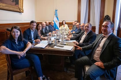 Guillermo Francos y Victoria Villarruel se reunieron con senadores dialoguistas