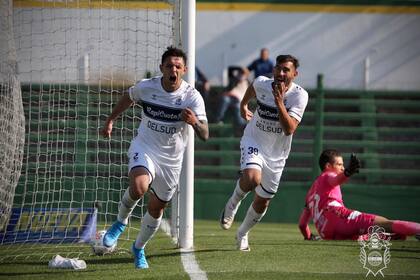 Guillermo Fratta festeja su gol para Gimnasia ante Defensa y Justicia, por la 4° fecha del Torneo 2021