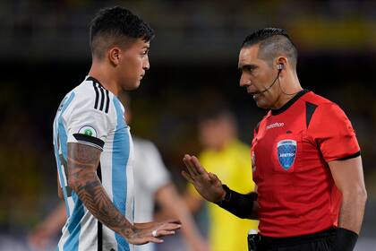 Guillermo Guerrero amonestó a Brian Aguilar en el inicio del encuentro entre Argentina y Colombia.