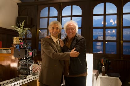 Guillermo junto a Juan Minujin, quien lo interpreta en "Coppola, el representante". serie sobre la vida de Guillermo Coppola