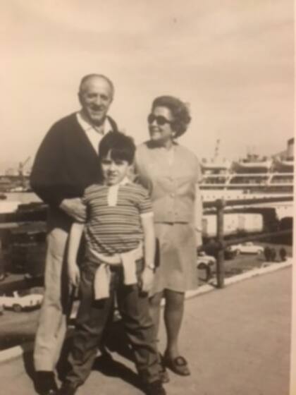 Guillermo junto a sus abuelos