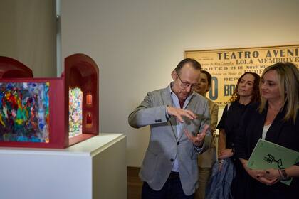 Guillermo Kuitca delante de una de las piezas más elogiadas de la muestra: "Sin título (El teatro de la pintura)" de 2017