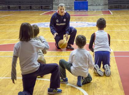 Guillermo Mizrahi es entrenador de básquet del grupo de niños del Club Náutico Buchardo