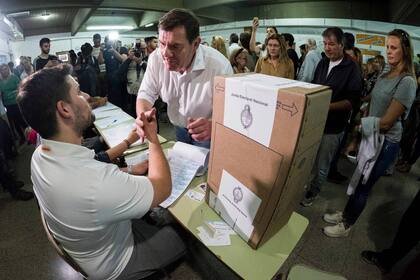 Guillermo Montenegro, candidato a intendente de Mar del Plata por Juntos por el Cambio, emite su voto en un colegio de esa ciudad