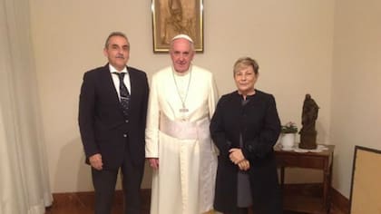 Guillermo Moreno y su esposa se acercaron a Santa Marta para despedirse del papa Francisco