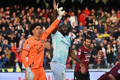 Guillermo Ochoa y Romelu Lukaku: el delantero no pudo batir al arquero mexicano