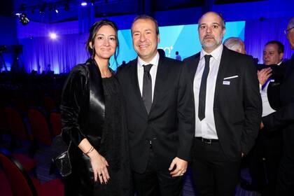 Guillermo Oliveto, de Consultora W, y su esposa Silvana Almada, junto a Ernesto Martelli