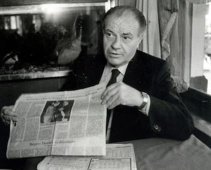 Guillermo Patricio Kelly, con un ejemplar de LA NACION, el 14 de agosto de 1985