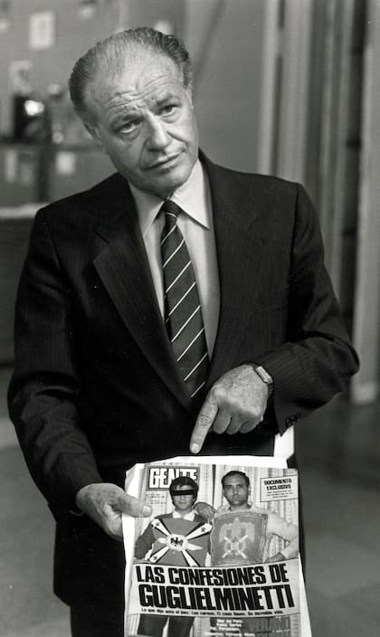 Guillermo Patricio Kelly sostenía que Raúl Guglielminetti pertenecía a la banda de Aníbal Gordon que lo secuestró. En la foto, muestra otra tapa de la revista Gente dedicada al "mayor Guastavino"
