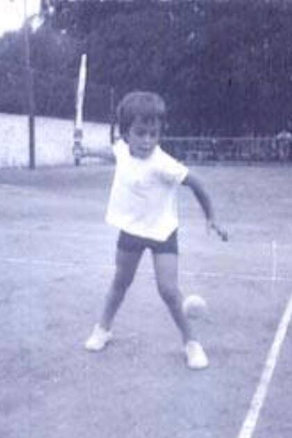 Guillermo Pérez Roldán, a los 4 años, golpeando de drive en las canchas del club Independiente, de Tandil. 