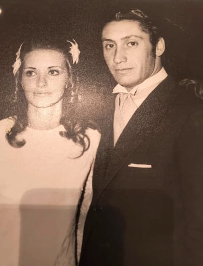Guillermo Salatino con María Angélica, su ángel, el día del casamiento y con quien compartió 57 años