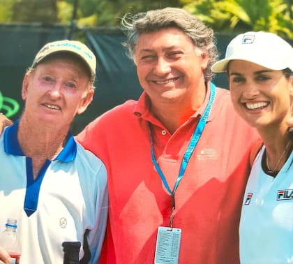 Guillermo Salatino con Rod Laver, uno de sus top de todos los tiempos, y Sabatini, su preferida
