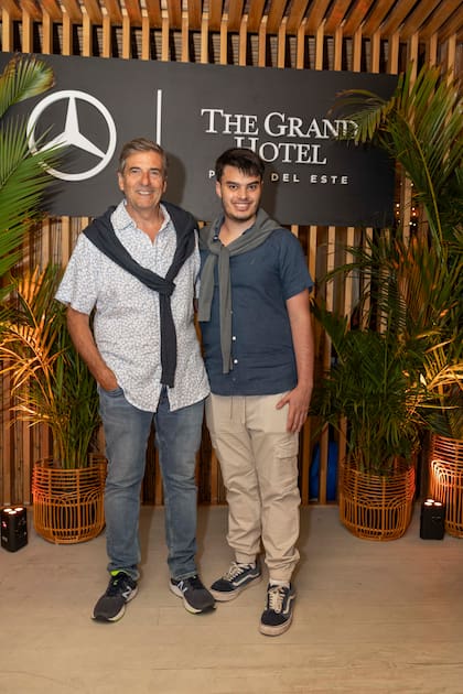 Guillermo Scheck, CEO de diario El País, junto a su hijo.