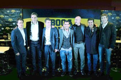 Guillermo, Schiavo, Arruabarrena, Tevez, el director Rodrigo Vila, Angelici y Palermo