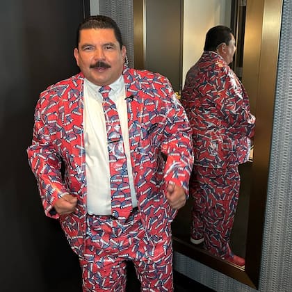 Guillermo suele usar trajes coloridos durante diferentes eventos importantes