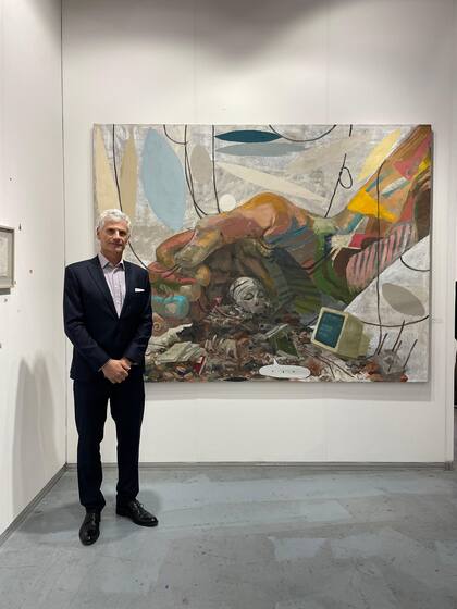 Guillermo Tempesta Leeds con "Compostasma y mano de pintor" (2023), de Carlos Huffmann, Ruth Benzacar