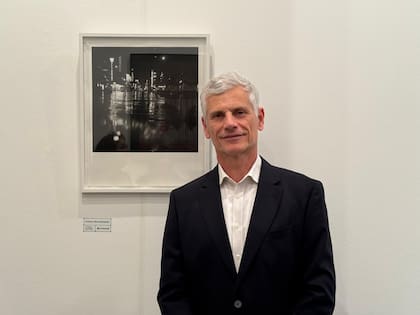 Guillermo Tempesta Leeds con una fotografía de Foto Estudio Luisita exhibida en Hache