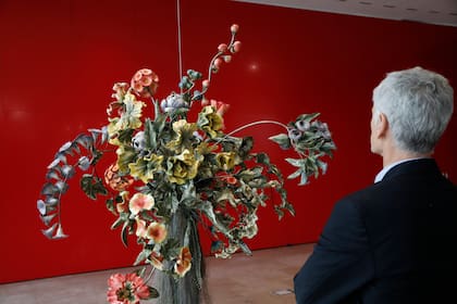 Guillermo Tempesta Leeds, vicepresidente de la Fundación Santander Argentina, junto a uno de los ramos exhibidos