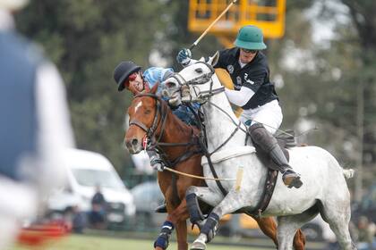 Guillermo Terrera ejecuta un cogote mano a mano con Ignatius Du Plessis, que debutó en Ellerstina.