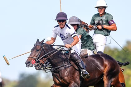 Guillermo Terrera tuvo a mano la clasificación para La Matera, pero su último tiro dio en un poste y Zubía (atrás) definió de contraataque un partidazo en la cancha 1 de Pilar.