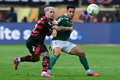 Guillermo Varela, defensor uruguayo de Flamengo, en disputa de la pelota con Vitor Roque, de Palmeiras