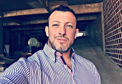 Guillermo Vázquez, posando en su edificio. Utilizaba muchos las redes para mostrar los avances de la obra.