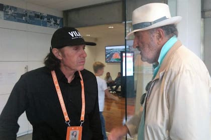 Guillermo Vilas con Ion Tiriac, su ex entrenador, cuando se reencontraron en Roland Garros, 40 años después del triunfo del argentino allí