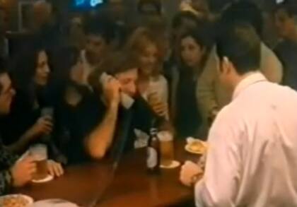 Guillermo Vilas durante la publicidad, hablando desde un bar con... el número 1 del mundo, Pete Sampras