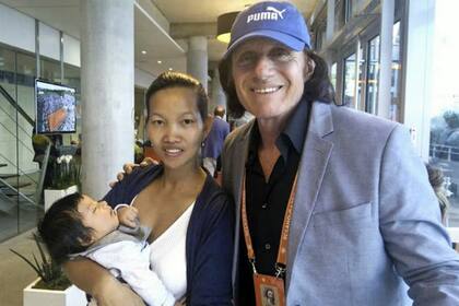 Guillermo Vilas junto a su esposa tailandesa