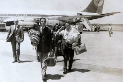 Guillermo Vilas y Ricardo Cano, cargados con raquetas y equipaje, al regresar a la Argentina luego de una gira de juniors en 1969