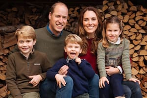 Guillermo y Kate Middleton compartieron la foto familiar navideña pero todos se quedaron con el estirón de George