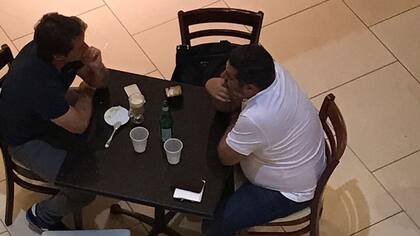 Guillermo y Angelici, reunidos en un café de Miami