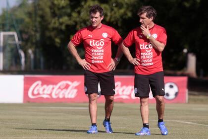 Guillermo y Gustavo Barros Schelotto debutarán como entrenadores de la selección paraguaya