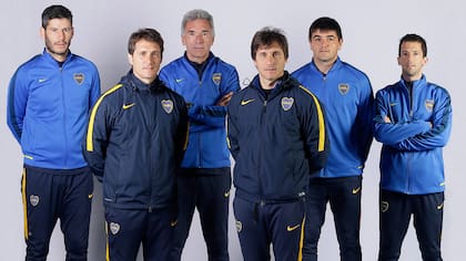 Guillermo y Gustavo Barros Schelotto, junto al cuerpo técnico que lideran en Boca
