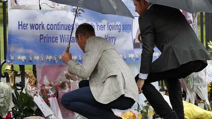 Guillermo y Harry, ayer, en el Palacio de Kensington