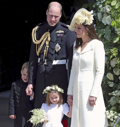 Guillermo y Kate. Junto a sus dos hijos mayores, los príncipes George y Charlotte, a la salida de la capilla