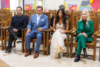 Guillermo y Laia, rodeados por sus testigos: por parte del deportista, su amigo, Sebastián Sayegh; y por parte de la artista, su mamá, Ruth, cancherísima con un traje de Paula Cahen D‘anvers.