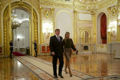 Guillermo y Máxima caminan por uno de los grandes salones del palacio del Kremlin, en Moscú