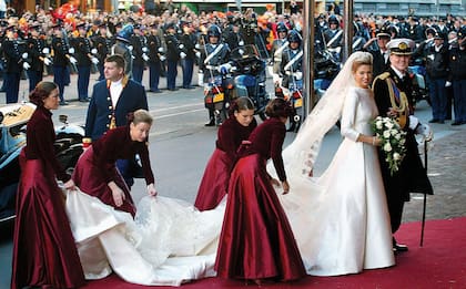 Guillermo y Máxima se casaron frente a ocho reinas, cuatro reyes, cientos de nobles de todo el mundo y un pueblo feliz. La novia eligió a Valentino para su espectacular traje de mikado en seda marfil, con cuello chimenea y falda ligeramente acampanada con apliques de encaje bordado.