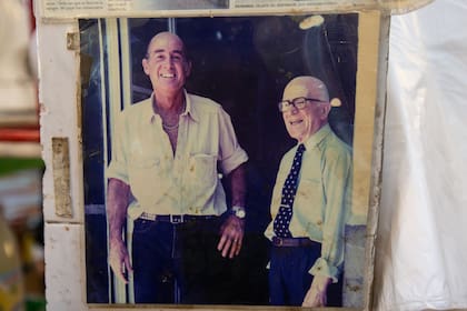 Guillermo y su padre Carlos, quien estuvo en el negocio hasta los 95 años siempre de camisa y corbata. 