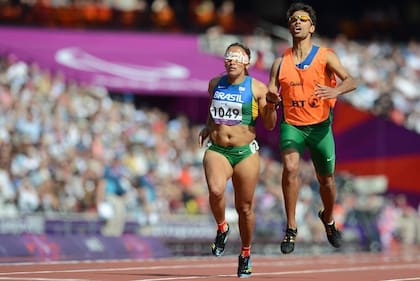 Guillhermina en plena competencia junto con su liebre